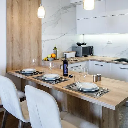 公寓 Golden View 8 *