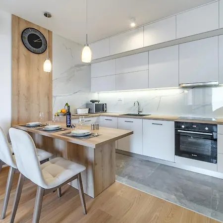 Golden View 8 公寓 *