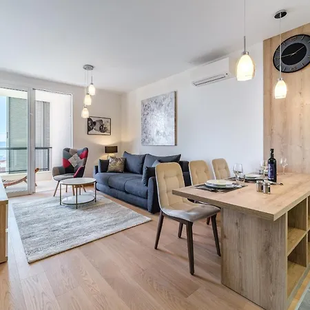 Golden View 8 Apartment *