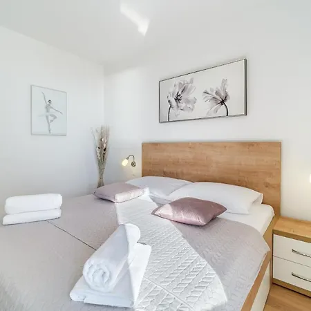 Appartement Golden View 8 *