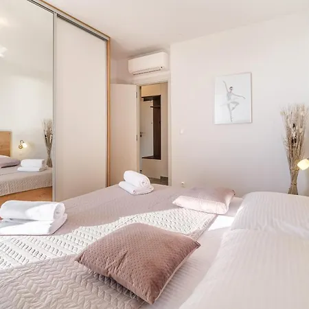 Golden View 8 Apartment